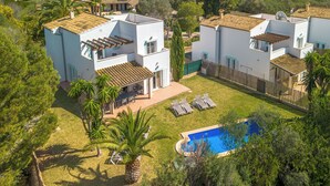 Una propietat residencial amb piscina, diverses habitacions i vistes al mar.