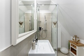 Shower, hair dryer, towels - House Harvestehude apartment "Küstenglück" (Sylt)
