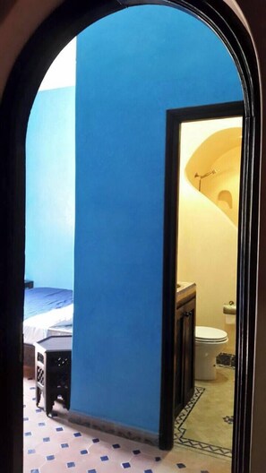 Tabla de planchar con plancha, wifi y ropa de cama 