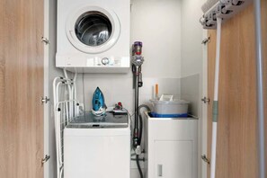 Interior - The Story Suite! 2Bed/2Bath/2Car/Pool/VIEWS ~ CBD (Brisbane City)