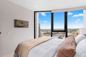 Desk, iron/ironing board, travel cot, WiFi - The Story Suite! 2Bed/2Bath/2Car/Pool/VIEWS ~ CBD (Brisbane City)