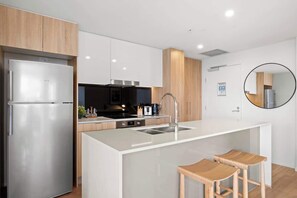 Fridge, microwave, oven, stovetop - The Story Suite! 2Bed/2Bath/2Car/Pool/VIEWS ~ CBD (Brisbane City)