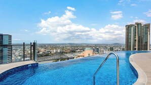 A rooftop infinity pool with a city view, a bridge, and high-rise buildings. - The Story Suite! 2Bed/2Bath/2Car/Pool/VIEWS ~ CBD (Brisbane City)