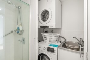 Doccia, asciugacapelli, asciugamani, shampoo