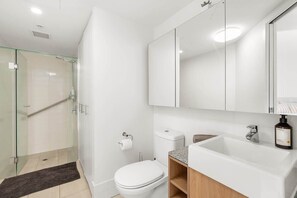 Shower, hair dryer, towels, shampoo - Amazing! 2Bed/2Bath/1Car/Balcony/Views ~ CBD (Brisbane City)