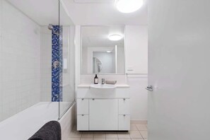 Shower, hair dryer, towels, shampoo - City Escape! 2Bed-2Bath-1Car-Pool-Views - CBD (Brisbane City)