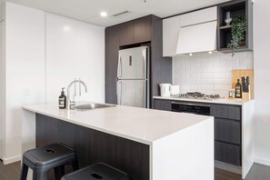 Fridge, microwave, oven, stovetop - Fab! Skyline CBD views over South Bank! (South Brisbane)