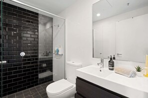 Shower, hair dryer, towels, shampoo - Fab! Skyline CBD views over South Bank! (South Brisbane)