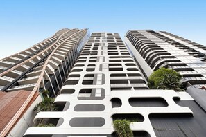 A high-rise building with a modern architectural design, featuring multiple balconies and large windows. - Fab! Skyline CBD views over South Bank! (South Brisbane)