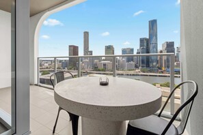 Outdoor dining - Fab! Skyline CBD views over South Bank! (South Brisbane)