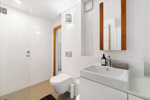 Shower, hair dryer, towels, shampoo - Exclusive, Stylish Townhome - New Farm (New Farm)
