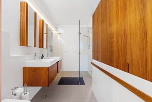 Shower, hair dryer, towels, shampoo - Exclusive, Stylish Townhome - New Farm (New Farm)