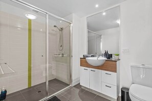 Dusche, Haartrockner, Handtücher, Shampoo
