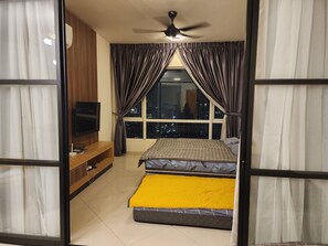A bedroom with a bed, a TV, a ceiling fan, and a window with curtains. - 4r2b/1200sf/walk to bukitbintang klcc trainstation (Kuala Lumpur)