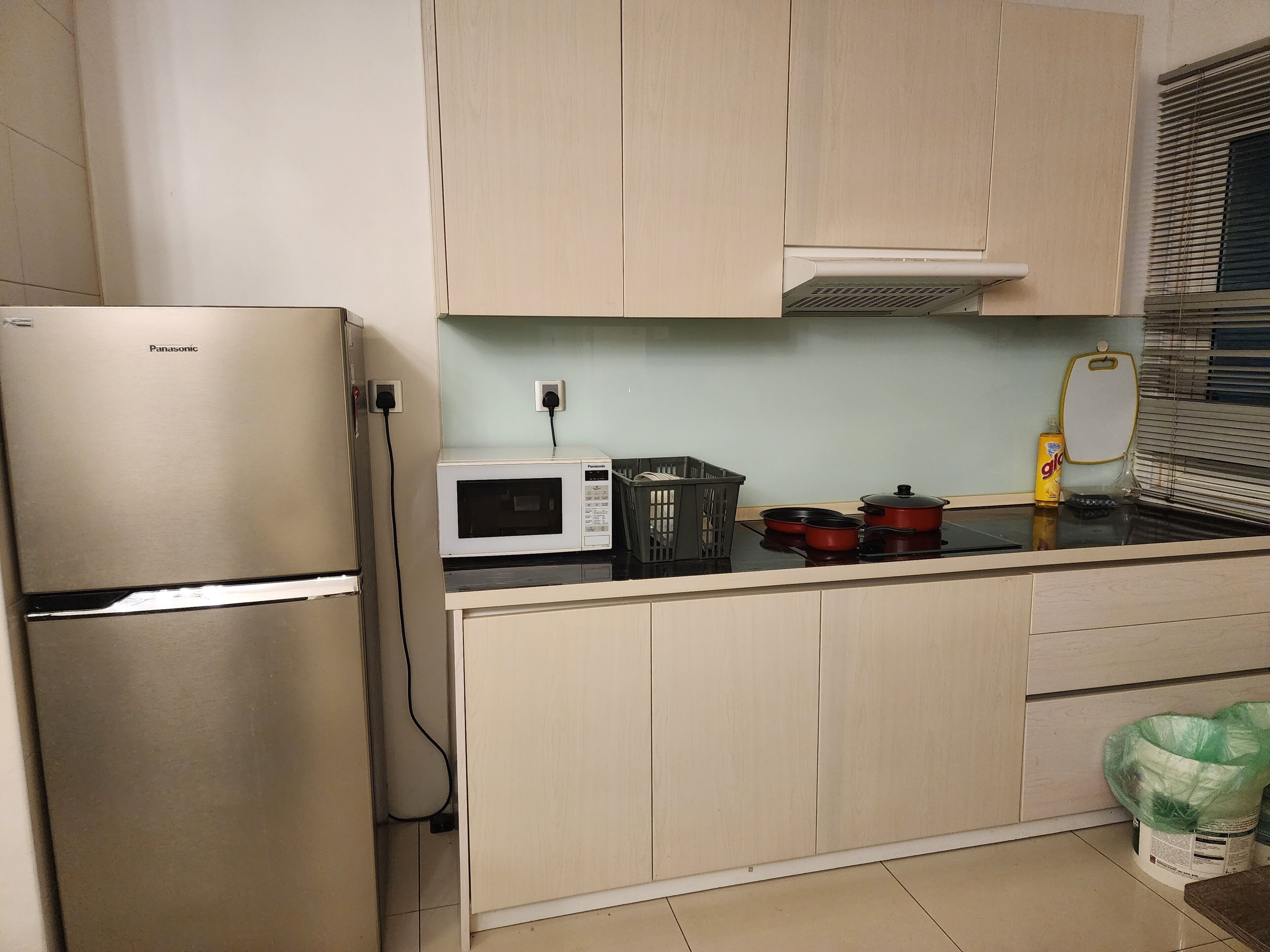 Kühlschrank, Mikrowelle, Herdplatte, Wasserkocher