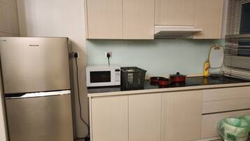 Kühlschrank, Mikrowelle, Herdplatte, Wasserkocher