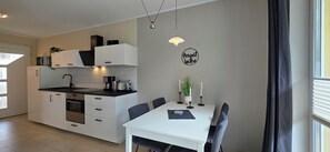 Fridge, microwave, oven, stovetop - Vacation apartment "Ostwind" with terrace and beach chair in Graal-Müritz (Graal-Müritz)