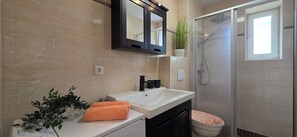 Shower, hair dryer - Vacation apartment "Ostwind" with terrace and beach chair in Graal-Müritz (Graal-Müritz)