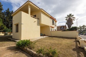 Exterior - Bright villa of 90 square meters, perfect for four people, featuring a private entrance and two reserved uncovered parking spaces.The property is located in the Capitana area of ​​Quartu Sant'Elena, an area rich in beaches, historic sites, and nautic (Quartu Sant'Elena)