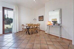 Dining - Bright villa of 90 square meters, perfect for four people, featuring a private entrance and two reserved uncovered parking spaces.The property is located in the Capitana area of ​​Quartu Sant'Elena, an area rich in beaches, historic sites, and nautic (Quartu Sant'Elena)