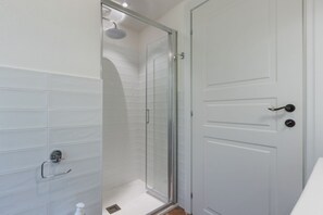 Shower, bidet, towels - Bright villa of 90 square meters, perfect for four people, featuring a private entrance and two reserved uncovered parking spaces.The property is located in the Capitana area of ​​Quartu Sant'Elena, an area rich in beaches, historic sites, and nautic (Quartu Sant'Elena)