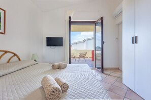 2 bedrooms, iron/ironing board - Bright villa of 90 square meters, perfect for four people, featuring a private entrance and two reserved uncovered parking spaces.The property is located in the Capitana area of ​​Quartu Sant'Elena, an area rich in beaches, historic sites, and nautic (Quartu Sant'Elena)