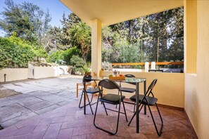 Outdoor dining - Bright villa of 90 square meters, perfect for four people, featuring a private entrance and two reserved uncovered parking spaces.The property is located in the Capitana area of ​​Quartu Sant'Elena, an area rich in beaches, historic sites, and nautic (Quartu Sant'Elena)