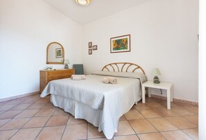 2 bedrooms, iron/ironing board - Bright villa of 90 square meters, perfect for four people, featuring a private entrance and two reserved uncovered parking spaces.The property is located in the Capitana area of ​​Quartu Sant'Elena, an area rich in beaches, historic sites, and nautic (Quartu Sant'Elena)