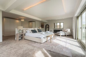8 habitaciones, escritorio y tabla de planchar con plancha 