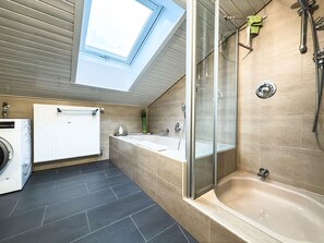 Dusche, Haartrockner, Handtücher
