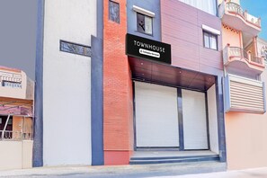 Reception - Super Townhouse LIG (Indore)