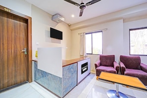 House | Reception - Super Townhouse LIG (Indore)