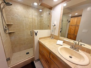 Shower, hair dryer, towels - Cozy Mountain Escape with Fireplace, Views, Balcony & Easy Ski Access (Durango)