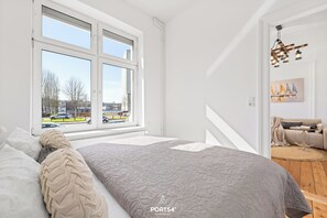 2 bedrooms, iron/ironing board, free WiFi, bed sheets - Backbord - own parking space, in the city, roller shutters, on the ground floor (Flensburg)