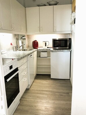 Fridge, oven, stovetop, coffee/tea maker