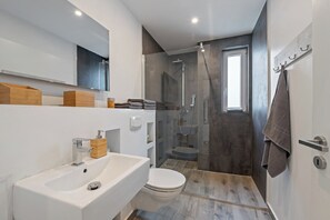 Shower, hair dryer - Seaside 1-Bedroom Apartment Meeresrauschen Travemünde with Sea Feel (Lübeck)