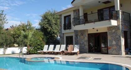 4-bedroom villa in beautiful Alaçatı with AC and charm