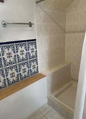 Bathroom - Gîte Bienvenue Chez Lucien – Rural Retreat with Panoramic Views and Pool (Trébas)