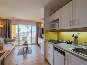 Fridge, dishwasher, cookware/dishes/utensils - Les Rivages des Issambres by Interhome (Les Issambres)