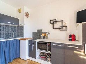 Kylskåp, mikrovågsugn och grytor/köksredskap
