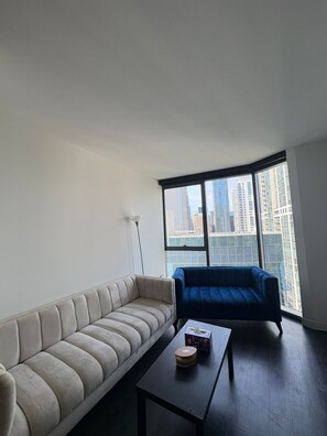 Living area - Cozy 1-bedroom apartment in downtown Chicago with AC and gym access (Chicago)