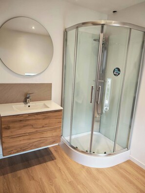 Shower, hair dryer - Country cottage close to the sea (Octeville-l'Avenel)