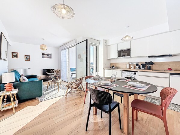 Eine moderne Wohnung mit Essbereich, Küche und Wohnraum.
