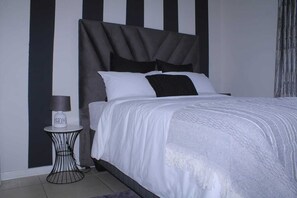 Iron/ironing board, WiFi, bed sheets - Delightful 1-bedroom apartment in cool Randburg neighborhood (Randburg)