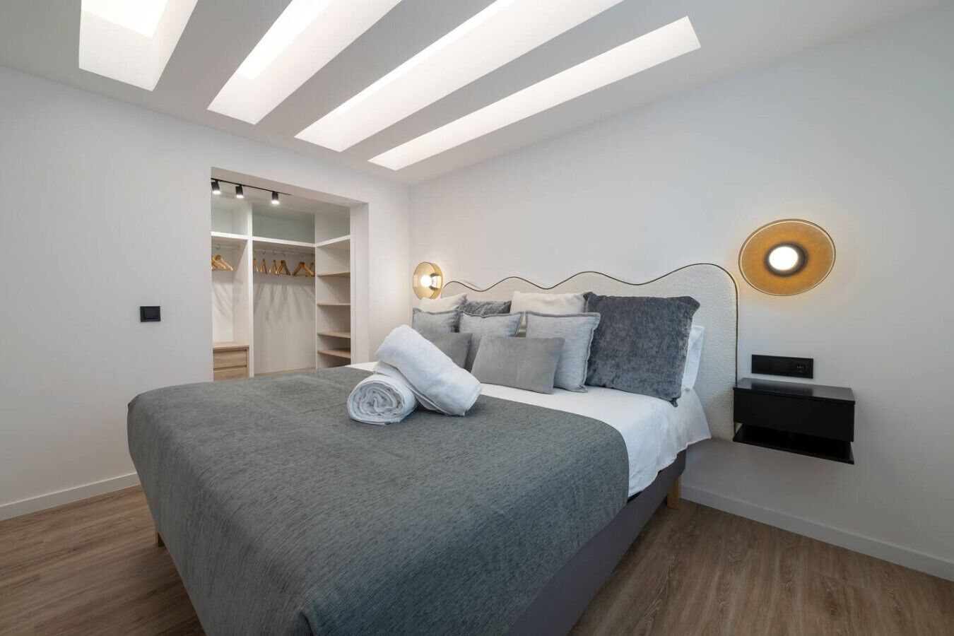 Escritorio, tabla de planchar con plancha, wifi y ropa de cama 