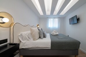 Desk, iron/ironing board, WiFi, bed sheets - Bright & Stylish 2BR | Jacuzzi | Plaza Spain (Madrid)