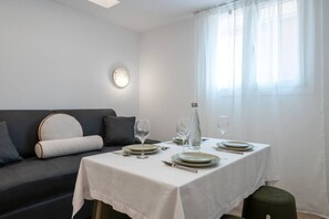 Dining - Bright & Stylish 2BR | Jacuzzi | Plaza Spain (Madrid)