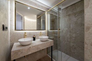 Hair dryer - Bright & Stylish 2BR | Jacuzzi | Plaza Spain (Madrid)