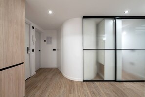 Interior - Bright & Stylish 2BR | Jacuzzi | Plaza Spain (Madrid)