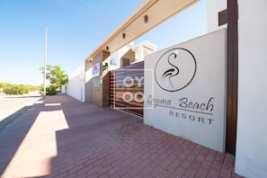 Ein modernes Gebäude mit einem Schild für das Laguna Beach Resort.